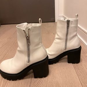 WHITE LEATHER BOOTIES